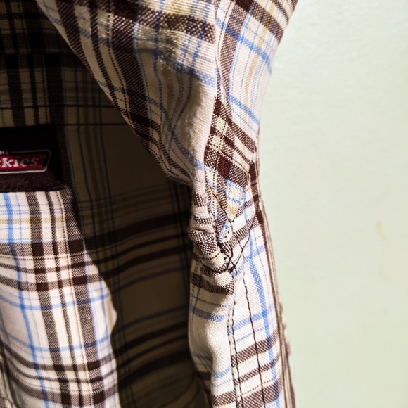 Dickies short sleeve plaid button down shirt. Men's medium (38-40). - Picture 5 of 8